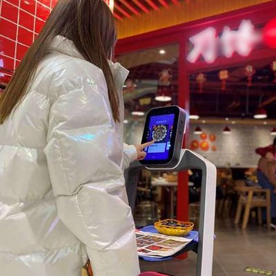 Robô do serviço de inteligência artificial de With AI do garçom do robô da entrega do alimento