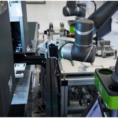 Segurando a linha central robótico colaboradora do braço 6 do robô TM5M-900 Cobot como o robô de Cobot