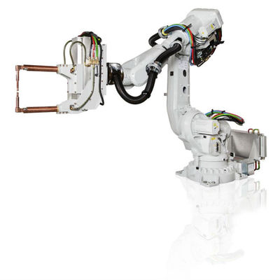 O robô industrial de ABB cargas úteis 155Kg da picareta e do lugar do braço do robô as de 6 linha central escolhe e coloca a máquina