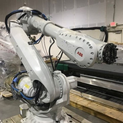 O robô industrial de ABB cargas úteis 155Kg da picareta e do lugar do braço do robô as de 6 linha central escolhe e coloca a máquina