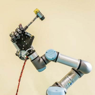 Linha central da picareta e do lugar 6 do braço do robô industrial de Cobot UR3 com picareta do prendedor e braço do robô da máquina do lugar