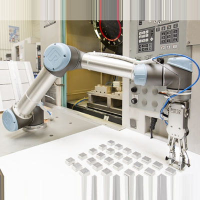 Maquinaria robótico da linha central UR5e do braço 6 do universal do robô industrial &amp; equipamento da indústria com picareta do prendedor e máquina do lugar