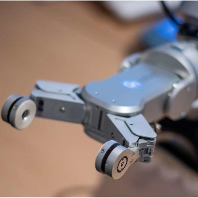 Aplicação de um dispositivo de manipulação de robôs inteligente RG2-FT com braço robótico colaborativo para automação de robôs industriais