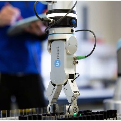 Aplicação de um dispositivo de manipulação de robôs inteligente RG2-FT com braço robótico colaborativo para automação de robôs industriais