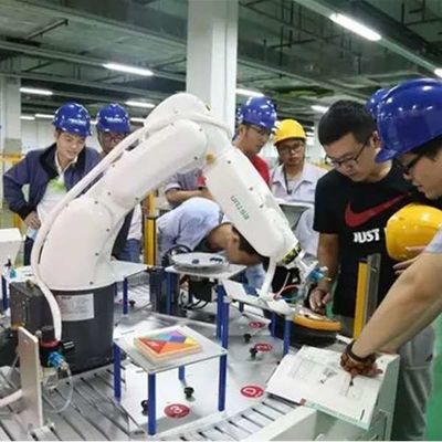 Pequeno braço robótico universal de 6 eixos China ER6-730-MI com pacote de roupas CNGBS como robô de manuseio