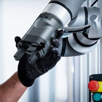 Robô colaborador com o prendedor elétrico paralelo cooperativo PGC-140 como Cobot